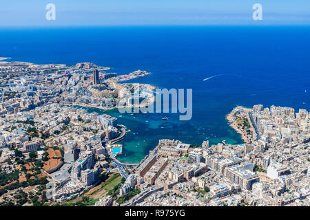 Vue aérienne de Malte. Saint Julian's (San Giljan) et Tas-Sliema villes. St Julian's Bay, la baie de Balluta, la baie de Spinola, villes, ports et côtes de Malte à partir de ci-dessus. Gratte-ciel de quartier de Paceville. Banque D'Images