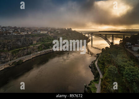 Vue éloignée sur la D. Maria Pia et Sao Joao de ponts, à Porto, Portugal pendant la matinée l'heure. Ciel nuageux. Banque D'Images