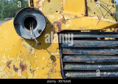 Grille et projecteur douille sur épave camion jaune Banque D'Images