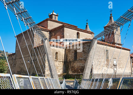 L'église baroque et moderne pont. Cangas del Narcea, Asturias. Espagne Banque D'Images