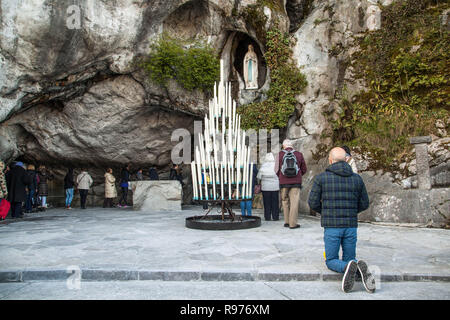 Lourdes (sud-ouest de la France), 2015/04/02 : Réouverture de la grotte, sanctuaire. Cortège des pèlerins, temps de prière. Banque D'Images