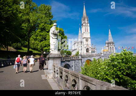 Lourdes (sud-ouest de la France). 2016/05/20. La plupart des sanctuaires de pèlerinage de culte visités en France. La basilique du Rosaire et la basilique de l'Immaculée Conception, connue sous le nom de Basilique Supérieure, sont situés sur la rivière du Gave de Lourdes dans le sanctuaire de Notre-Dame de Lourdes. Banque D'Images