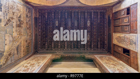 Le plafond en bois décoré avec des décorations murales, motif floral, et des placards en bois historique ottoman au jeu de Beit El bâtiment Waseela Banque D'Images