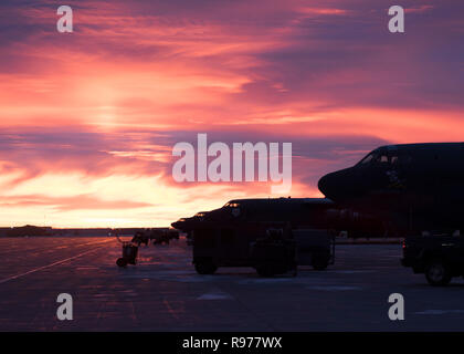 Le soleil se lève derrière un B-52H Stratofortress à Minot Air Force Base, Dakota du Nord, le 12 décembre 2018. Aviateurs de la 5e Escadron de maintenance de travailler 24 heures, dans toutes les conditions météorologiques, pour fournir à la demande de puissance de combat. (U.S. Photo de l'Armée de l'air par la Haute Airman Alyssa M. Akers) Banque D'Images