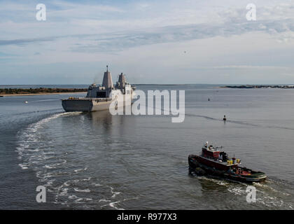 181219-N-A530-0074 Morehead City, N.C. (31 déc. 19, 2018) - Le San Antonio-classe de transport amphibie USS station d'Arlington (LPD 24) est en cours de Morehead City, N.C. Arlington est de faire un déploiement prévu dans le cadre du groupe amphibie Kearsarge en soutien d'opérations de sécurité maritime, d'intervention en cas de crise et le théâtre de la coopération en matière de sécurité, en offrant également une présence navale de l'avant. (U.S. Photo par marine Spécialiste de la communication de masse 3 classe Chris Roys/libérés) Banque D'Images