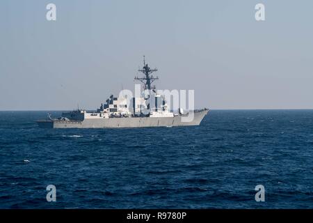 Lance-missiles le destroyer USS Spruance (DDG 111) coupe à travers la mer au cours de l'exercice de guerre anti-sous-marine SHAREM 195 dans la mer d'Oman, 18 décembre 2018. Spruance est déployé sur le 5e flotte américaine zone d'opérations à l'appui des opérations navales pour assurer la stabilité et la sécurité maritime dans la région Centrale, reliant la Méditerranée et le Pacifique à travers l'ouest de l'Océan indien et trois points d'étranglement stratégiques. (U.S. Photo par marine Spécialiste de la communication de masse 2e classe Abigayle Lutz) Banque D'Images