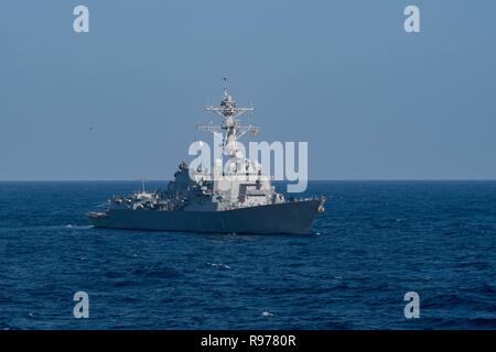 Lance-missiles le destroyer USS Spruance (DDG 111) coupe à travers la mer au cours de l'exercice de guerre anti-sous-marine SHAREM 195 dans la mer d'Oman, 18 décembre 2018. Spruance est déployé sur le 5e flotte américaine zone d'opérations à l'appui des opérations navales pour assurer la stabilité et la sécurité maritime dans la région Centrale, reliant la Méditerranée et le Pacifique à travers l'ouest de l'Océan indien et trois points d'étranglement stratégiques. (U.S. Photo par marine Spécialiste de la communication de masse 2e classe Abigayle Lutz) Banque D'Images