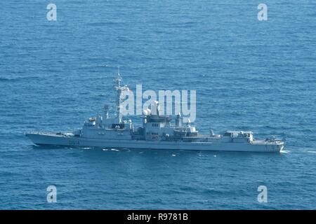 La marine française destroyer de défense aérienne Cassard FS (D 614) coupe à travers la mer au cours de l'exercice de guerre anti-sous-marine SHAREM 195 dans la mer d'Oman, 18 décembre 2018. L'USS Spruance (DDG 111) est déployé sur le 5e flotte américaine zone d'opérations à l'appui des opérations navales pour assurer la stabilité et la sécurité maritime dans la région Centrale, reliant la Méditerranée et le Pacifique à travers l'ouest de l'Océan indien et trois points d'étranglement stratégiques. (U.S. Photo par marine Spécialiste de la communication de masse 1re classe Ryan D. McLearnon) Banque D'Images