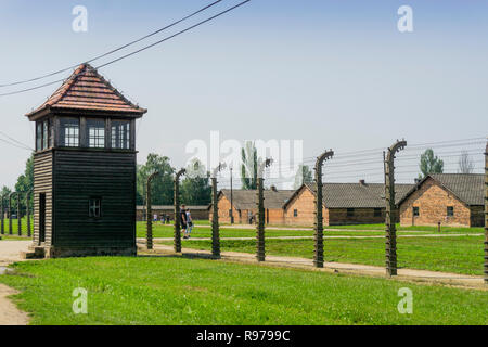 Clôture et de guet entourant les bâtiments résidentiels dans le camp de concentration Auschwitz-Birkenau utilisés par les Nazis pendant la Seconde Guerre mondiale, Pologne Banque D'Images