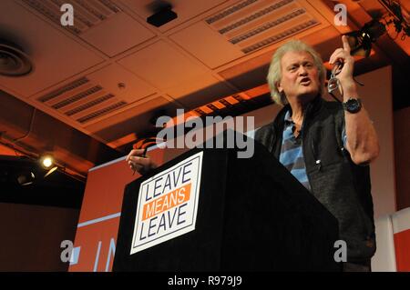 Tim Martin, le propriétaire du pub Wetherspoons chaîne parle des danger d'Brexit de nom seulement, à la laisser désigne le congé événement de campagne à Londres. Banque D'Images