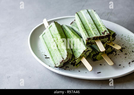 Matcha et pépites de chocolat menthe sucettes glacées Banque D'Images