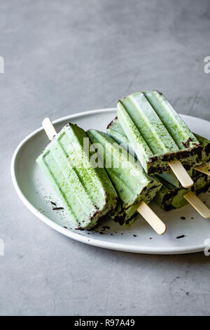 Matcha et pépites de chocolat menthe sucettes glacées Banque D'Images