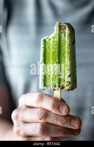 Matcha et pépites de chocolat menthe sucettes glacées Banque D'Images