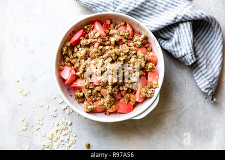Un pink apple crisp (sans gluten) Banque D'Images