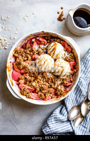 Un pink apple crisp (sans gluten) Banque D'Images