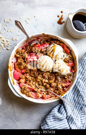 Un pink apple crisp (sans gluten) Banque D'Images