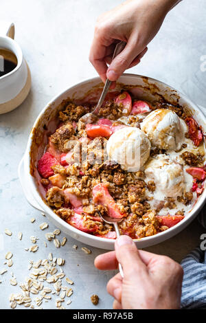 Un pink apple crisp (sans gluten) Banque D'Images