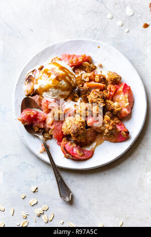 Un pink apple crisp (sans gluten) Banque D'Images