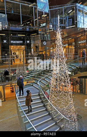 Un nouveau changement de l'arbre de Noël 2018 et les consommateurs sur l'escalier intérieur bâtiment intérieur vue verticale à Londres Angleterre Royaume-uni KATHY DEWITT Banque D'Images