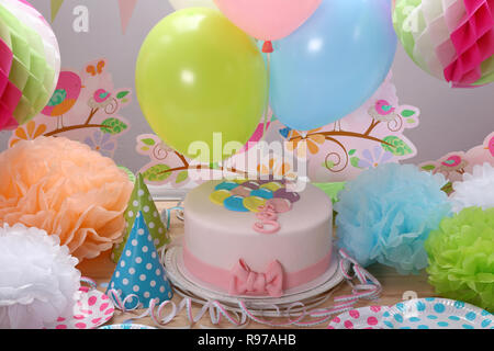 Anniversaire gâteau rose et des ballons de fête ou une réception Banque D'Images