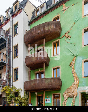 Dresde, Saxe, Allemagne, le 15 décembre., 2018 : Façade arrière d'un bâtiment artistique dans le Kunsthof-Passage dans Dresde-neustadt Banque D'Images