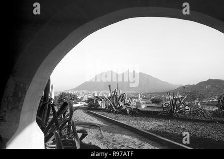 MONTERREY, NL/MEXIQUE - 20 NOVEMBRE 2002 : La vue de l'évêque, le musée de La Silla hill encadré par l'arc Banque D'Images