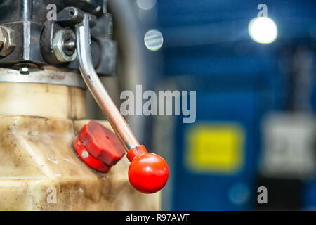 Close-up voiture rouge nouveau levier de levage dans un atelier de réparation de voiture. Appareils pour l'allégement de la pression Banque D'Images