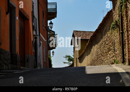 La Morra, Piémont, Italie. Juillet 2018. Les ruelles du centre historique. Nous sommes au coeur des Langhe, une terre de vins fins, reconnu dans Banque D'Images