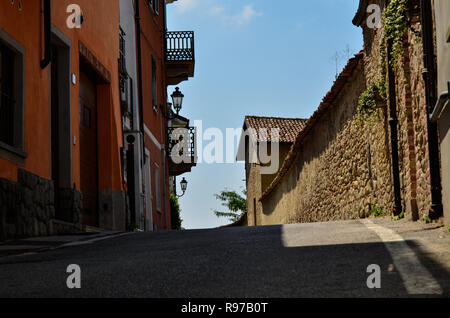 La Morra, Piémont, Italie. Juillet 2018. Les ruelles du centre historique. Nous sommes au coeur des Langhe, une terre de vins fins, reconnu dans Banque D'Images