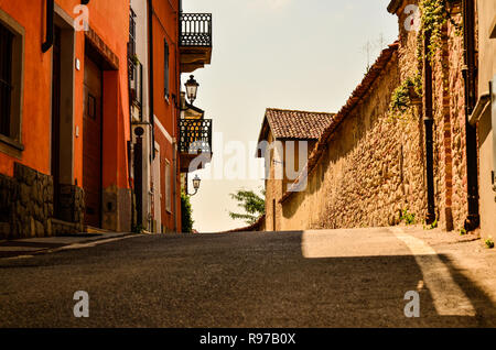 La Morra, Piémont, Italie. Juillet 2018. Les ruelles du centre historique. Nous sommes au coeur des Langhe, une terre de vins fins, reconnu dans Banque D'Images