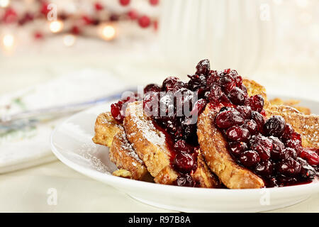 Sauce aux canneberges au sirop d'érable, de beurre et de canneberges fraîches sur Golden delicious french toast pour le matin de Noël. L'extrême profondeur de Banque D'Images