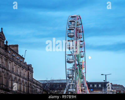 Roue de Leeds s'est allumé à la tombée de la nuit à Noël sur Headrow Leeds West Yorkshire en Angleterre Banque D'Images