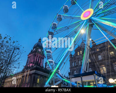 Roue de Leeds s'est allumé à la tombée de la nuit à Noël sur Headrow Leeds West Yorkshire en Angleterre Banque D'Images