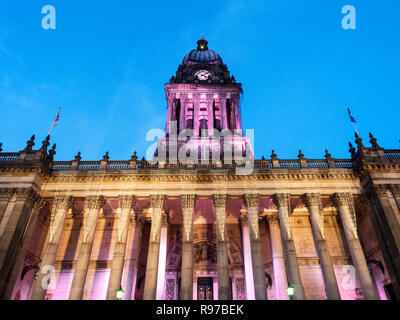 Lumières sur l'hôtel de ville de Leeds au crépuscule à Noël Headrow Leeds West Yorkshire Angleterre Banque D'Images