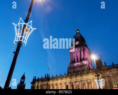 Les lumières de Noël sur l'Hôtel de ville de Leeds au crépuscule sur Headrow Leeds West Yorkshire Angleterre Banque D'Images