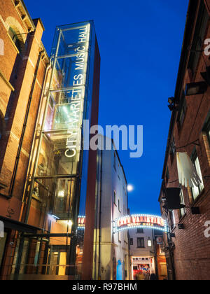 Variétés de ville du xixe siècle restauré music hall au crépuscule sur Swan Street à Leeds West Yorkshire Angleterre Banque D'Images