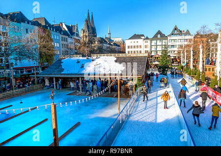 COLOGNE, ALLEMAGNE, LE 13 DÉCEMBRE 2018 : Cologne, Allemagne - Marché de Noël de la vieille ville avec une patinoire unique s'insère dans le marché du foin (Heumarkt) Banque D'Images