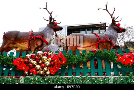 Cologne, Allemagne - Le Marché de Noël avec une immense sculpture de rennes sur la place Rudolfplatz (le 'Village' Nicholas) Banque D'Images