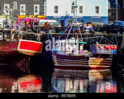 Bateaux colorés et des reflets dans l'eau dans le port de Tobermory Isle of Mull Ecosse Banque D'Images