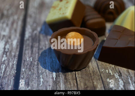 Chocolats belges sur une vieille table en bois haut Banque D'Images