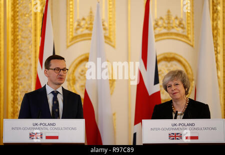 Premier ministre Theresa mai et le Premier ministre polonais Mateusz Morawiecki au cours d'une conférence de presse à la suite de l'UK-Pologne Consultations intergouvernementales à Lancaster House, Londres. Banque D'Images