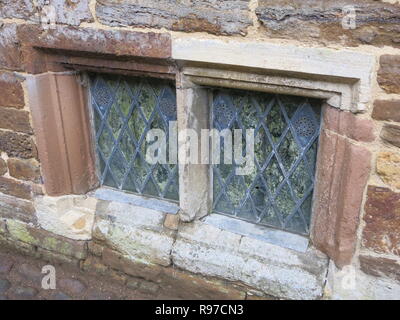 Close-up de deux fenêtres grillagées, montrant la ventilation aération dans le plomb : Canons Ashby House Manoir Tudor, Northamptonshire Banque D'Images