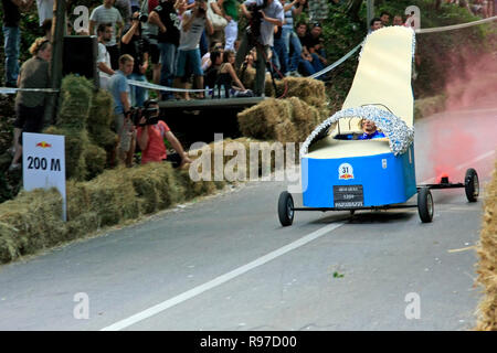 Zagreb, Croatie - 12 juin 2011 : Talons hauts sur les roues excès de vitesse en descente sur Red Bull Soapbox Banque D'Images