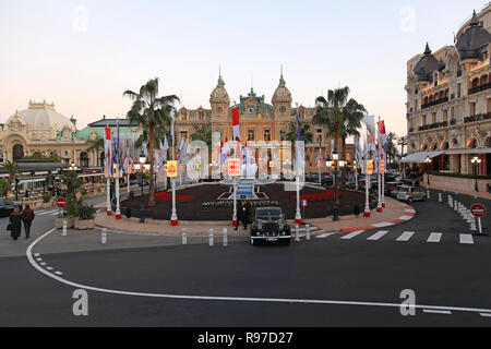 MONTE CARLO, MONACO - janvier 18 : Place du Casino de Monte Carlo le 18 janvier 2012. Place du Casino avec une partie du chemin de formule 1 de Monaco. Banque D'Images