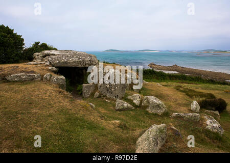 Bant's Carn, un Âge de Bronze tombe du type connu sous le nom de l'entrée tombe, Halangy vers le bas, St Mary's, Îles Scilly, Angleterre, RU Banque D'Images