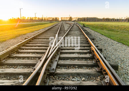 Les voies de chemin de fer à Auschwitz Birkenau Camp de concentration, au coucher du soleil, Pologne Banque D'Images