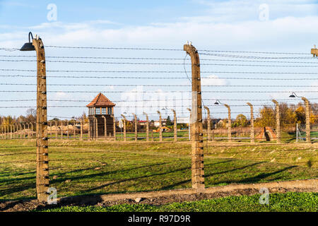 Barbelés avec échauguette entourant camp de concentration Auschwitz Birkenau, Pologne Banque D'Images
