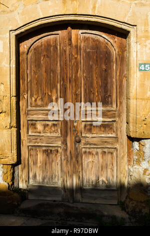 Vieille porte en bois dans une rue de la zone turque du nord de Nicosie, Chypre du Nord Banque D'Images