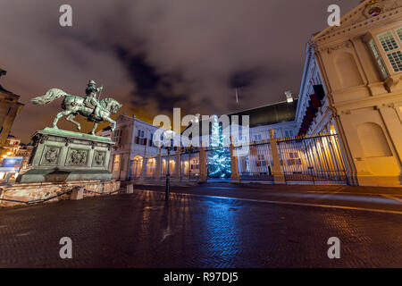 Fort vent soufflant sur l'arbre de Noël à la résidence du roi et de la reine dans la nuit, à La Haye où ils célèbrent l'ouverture de la parliam Banque D'Images