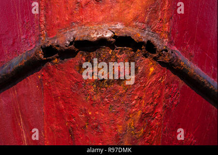 Proue de bateau de pêche avec éclats de peinture rouge et le métal de la rouille Banque D'Images